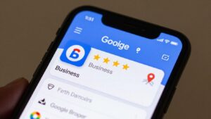 Wizytówka Google na ekranie smartfona