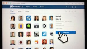 Instalacja wtyczki WordPress na ekranie komputera.