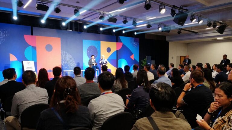 Ludzie na konferencji SEO w 2026 roku.